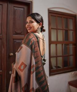 Schöner weißer und roter <span class=keywords><strong>Saree</strong></span> für Frauen mit ausgefallener Stickerei und atember aubendem Hochzeitsfeier-Look <span class=keywords><strong>Saree</strong></span> / Sari / Shari