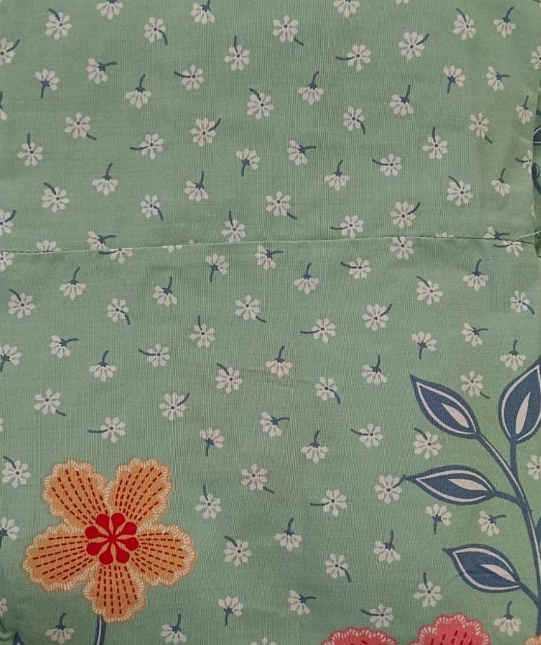 มีสีเขียวขุ่น