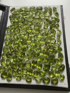 Sertifikalı 100% doğal yeşil Peridot cilalı armut kesim yüksek kalite toplu gevşek sertifikalı 100% doğal yeşil cilalı armut kesim