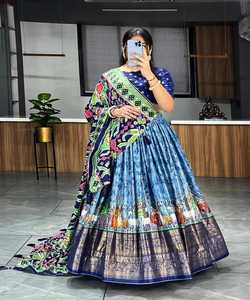民族刺绣Lehenga Choli树立了丰富的文化遗产和永恒的优雅，每一个复杂的细节都吸引了人们的心。