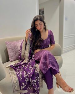インドのデザイナーが新しいパーティーウェアを発売バンダニドットとシーケンスワークフルスリーブのクルティとパンツでフェイクジョーゼットを見てください
