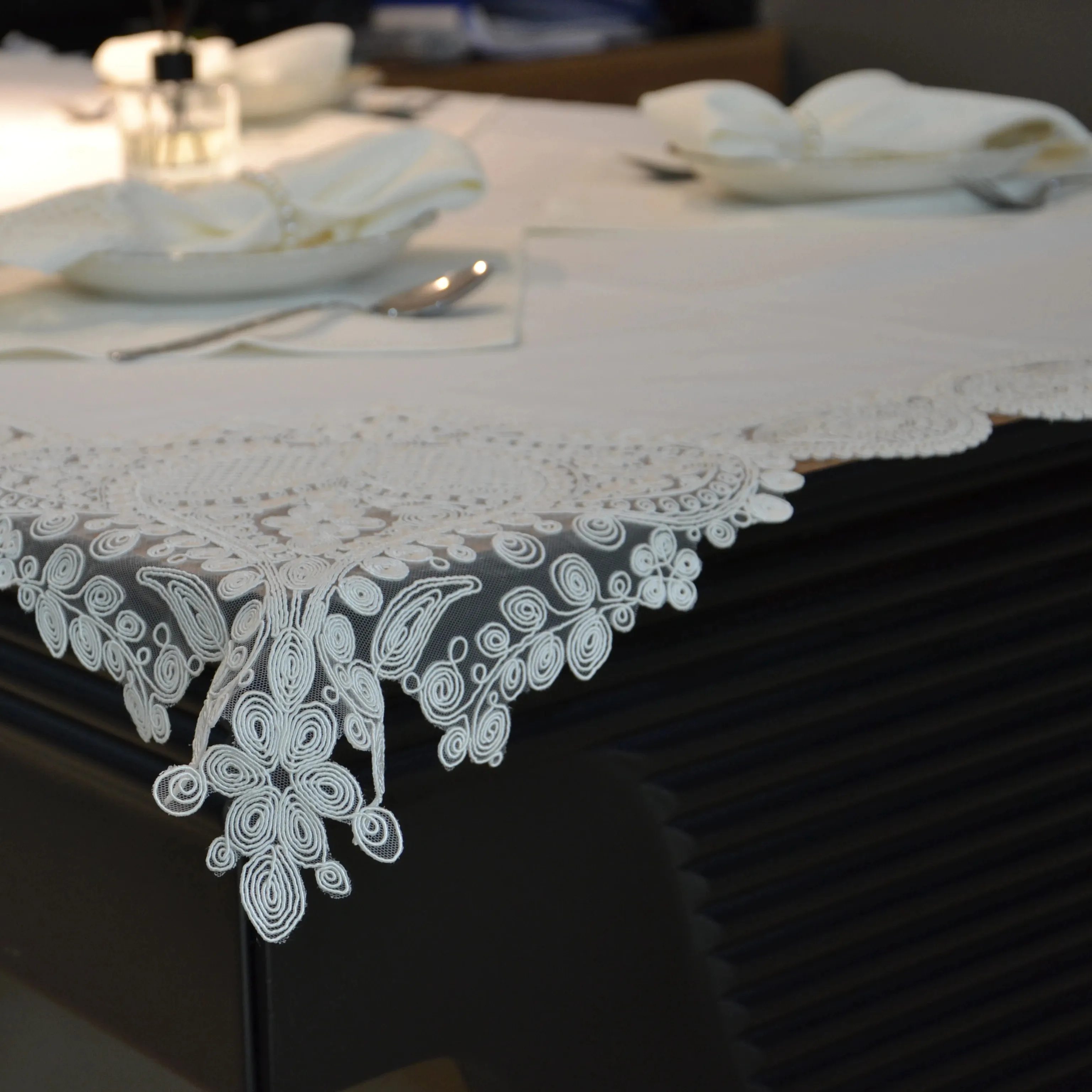 Eces Design Demet Ecru 26 piezas de encaje francés Dowry Dinner Table Cloth Set Runner Set para 12 personas, alta calidad, superventas