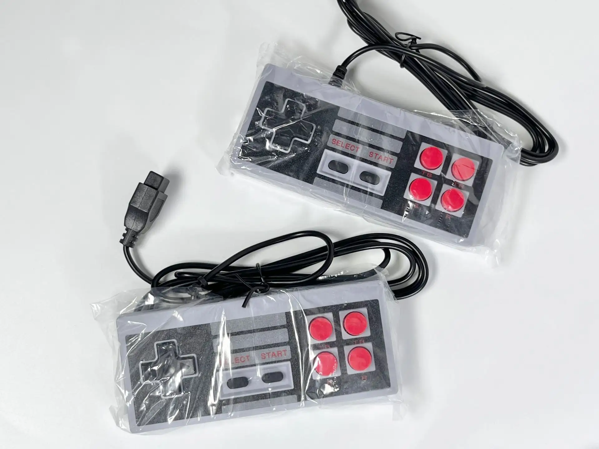 คอนโซลวิดีโอเกมขนาดเล็ก 8 บิตเอาต์พุต Retro Classic 620 พร้อมแท่งเกมขนาดเล็กจอยสติ๊กหมวดหมู่และตัวควบคุมเกม
