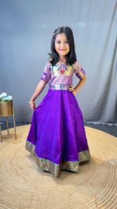 独家儿童Paithani <span class=keywords><strong>Lehenga</strong></span>，配有复杂的编织和提花腰带