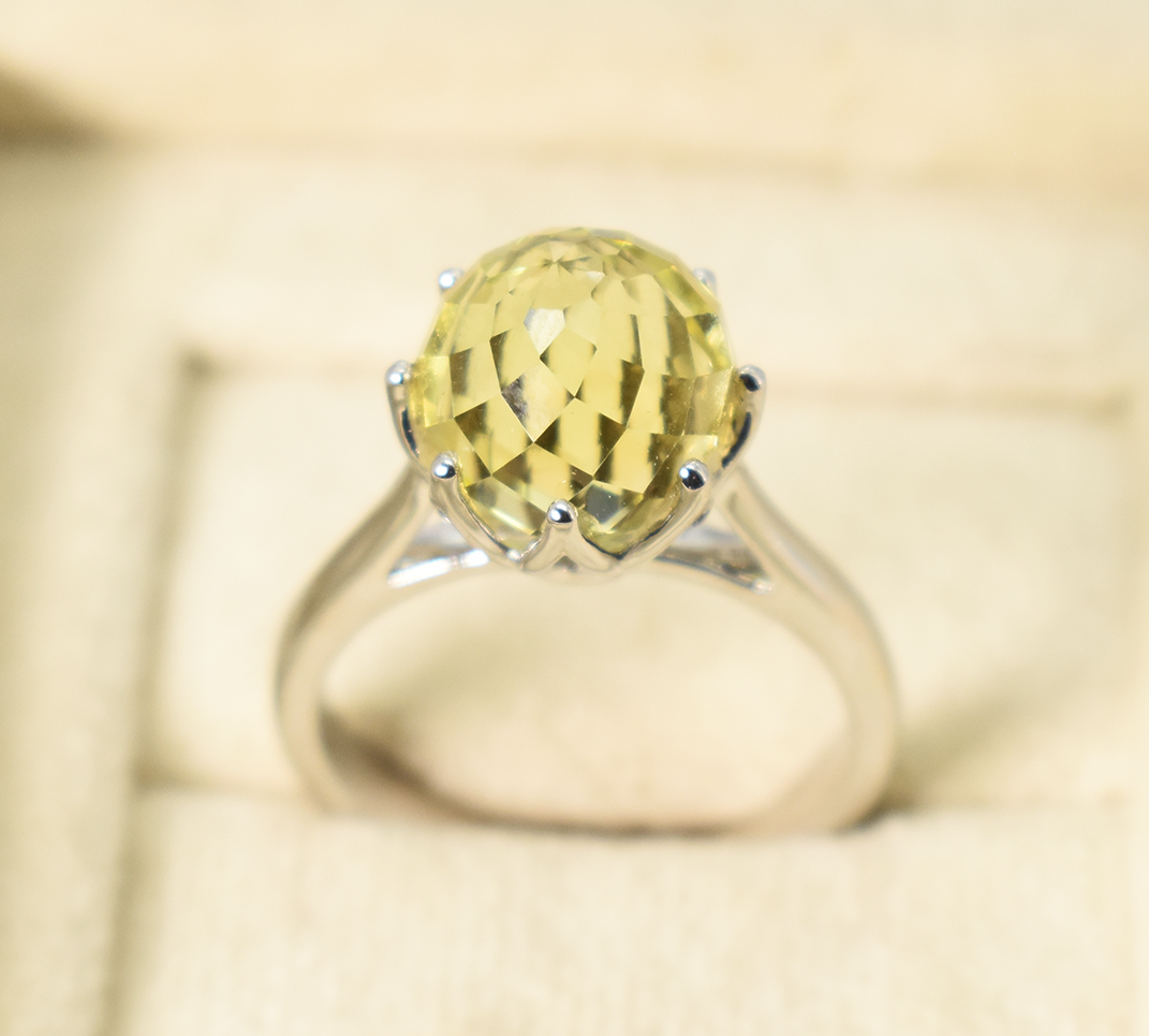 สีเหลือง