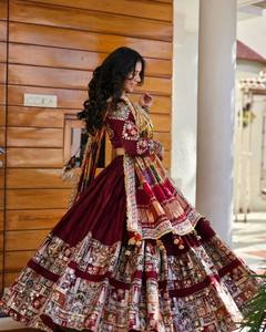 Navratri LehengaCholiブラウス付きのエレガントなシルクから作られた鏡刺Embroideryの伝統的なインドとパキスタンの服