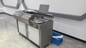 C20 automatische Klebe-Bindemaschine A4-Größe Buchproduktion mit Seitenklebstoff perfekte Bandmaschine - Product Image 3