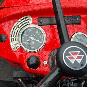 マッセイファーガソン240自動ホイールトラクター20HP-100HPロングサービス寿命2WD 4WDオプションエンジンモーターポンプギアボックス