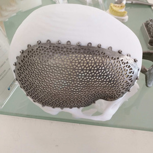 La impresión 3D de metal crea objetos 3D a partir de diseños digitales mediante la fusión de polvo metálico capa por capa. - Product Image 3