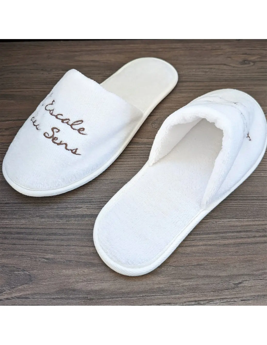 Zapatillas blancas de hotel personalizadas con logotipo bordado-Zapatillas lavables de spa de hotel con logotipo personalizado bordado