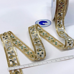 价格实惠的镜面刺绣蕾丝定制长度和设计传统手工镜面蕾丝丰富的纹理和饰面