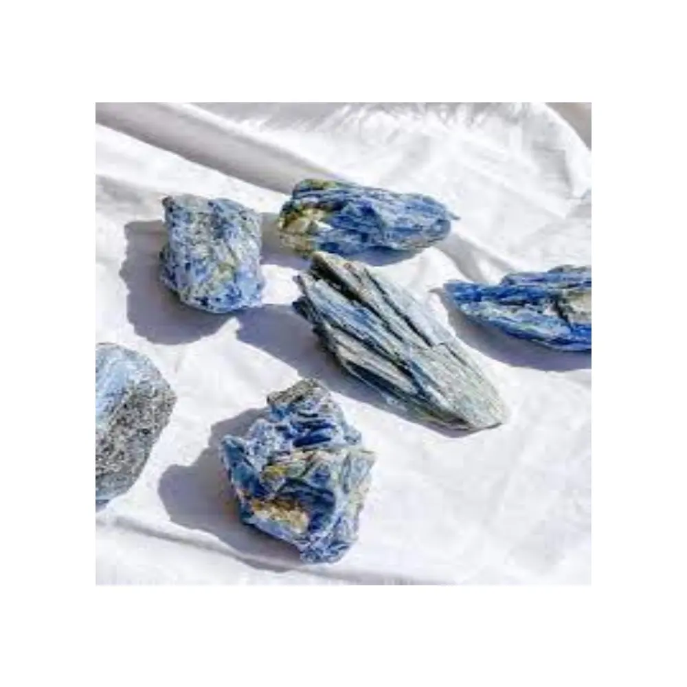El trozo de cianita azul y mica aprovecha los reinos místicos en sus trozos de piedras curativas de cristal crudo de belleza cruda