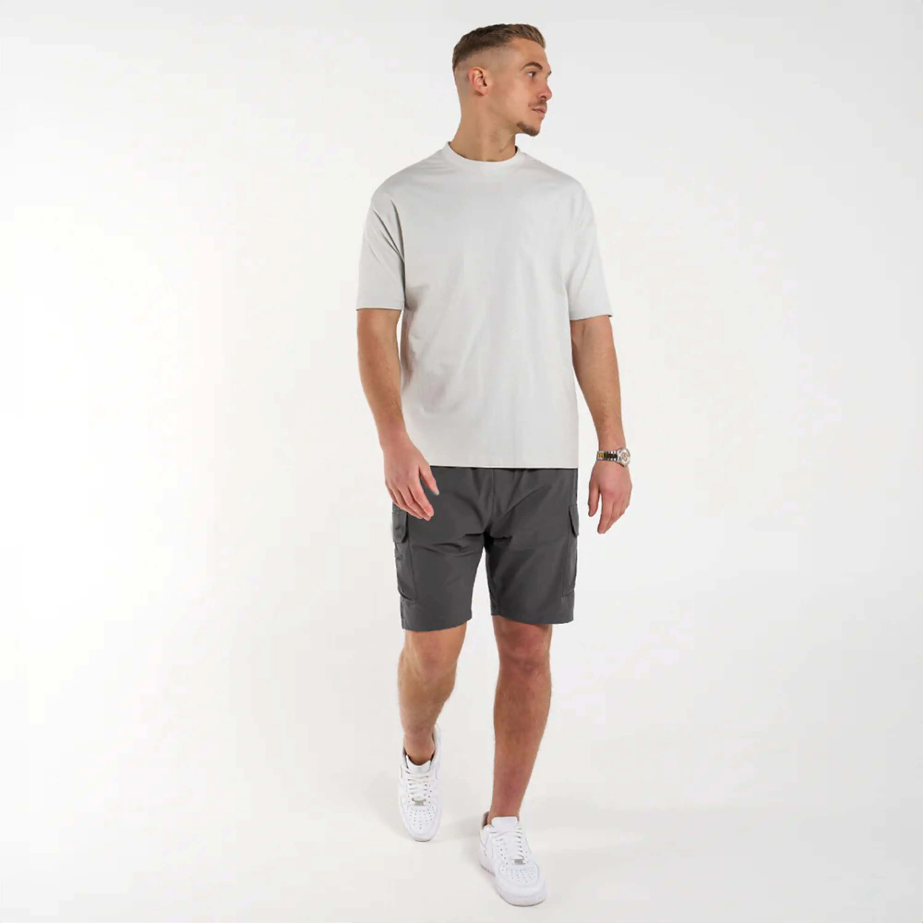 男性用TechwearスタイルTシャツ-未来的なデザイン、機能的なポケット、ハイテク生地