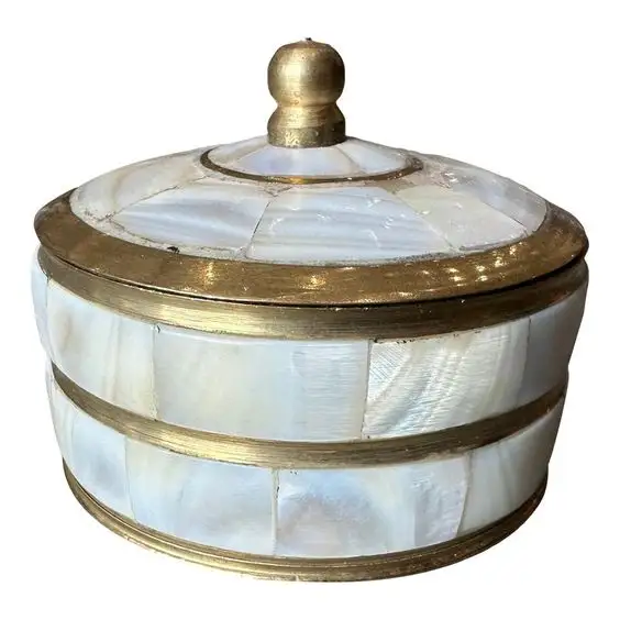Boîte de rangement de bijoux en laiton de forme ronde de mer avec vadrouille travail conception tendance boîte d'affichage de bijoux de taille personnalisée