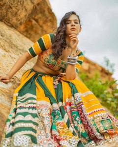 lehenga choli与镜子工作衬衫和dupatta为印度节日navratri彩色<span class=keywords><strong>lengha</strong></span>为女性传统choli
