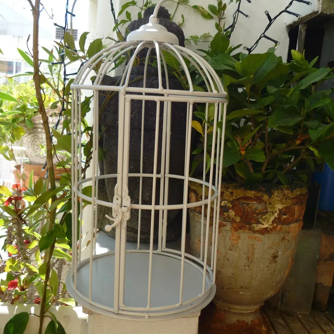 Jaula decorativa de hierro para pájaros o plantas con puerta con bisagras y gancho colgante Jaula de pájaros blanca para arreglo floral jaula lista para girar