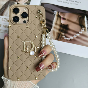 Yeni klasik beyaz La Pearla iPhone için kılıf 7-16 Pro Max TPU inci ile inci zincir kapak ile telefon kılıfı inci bilek kayışı