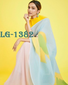 <span class=keywords><strong>DEEPIKA</strong></span> PADUKONE设计了盛开的压花乔其纱印花纱丽，搭配衬衫RIDDHI时尚发布婚礼场合