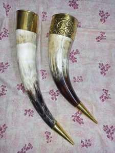 Özel yapılmış çok güzel, çekici içme boynuzları pirinç kazınmış ipuçları ile yeniden satış için viking zanaat tedarik mağazaları için ideal