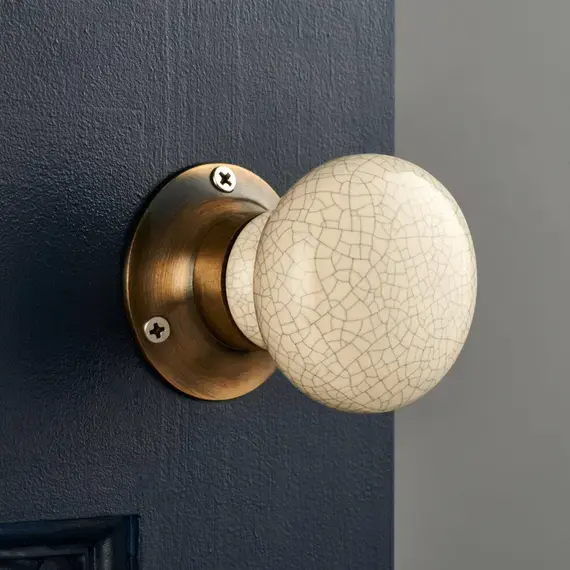 สีขาวสีเหลืองอ่อน