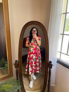 インドのエスニックは、卸売でカジュアルなオフィスウェアのためのファンシートップフローラル刺繍ジョーゼットレッドチュニックショートカーティスを着用する準備ができています