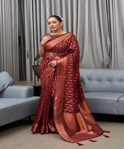 Rot bedruckter <span class=keywords><strong>Saree</strong></span> mit weißer Baumwoll bluse für einfache Hochzeits feier tragen Frauen