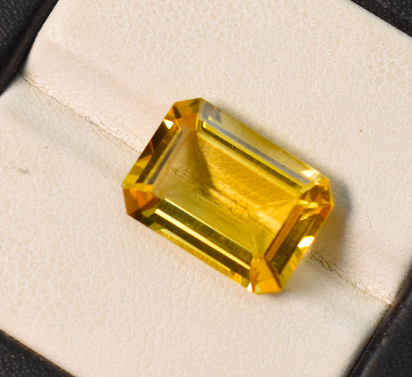 สีเหลือง