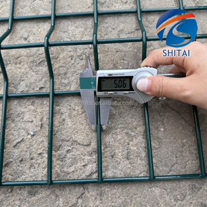 Sıcak satış toz kaplı 3d çit güvenlik y post v mesh çit panelleri anti-pas üçgen bükme 3d çit dikenli tel - Product Image 4