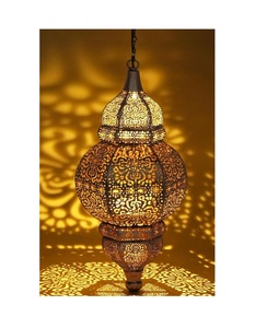 Gran farol marroquí de metal que funciona como fuente de iluminación y elemento decorativo llamativo en cualquier espacio - Product Image 5