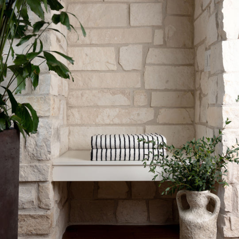 ลายเส้นสีดำ