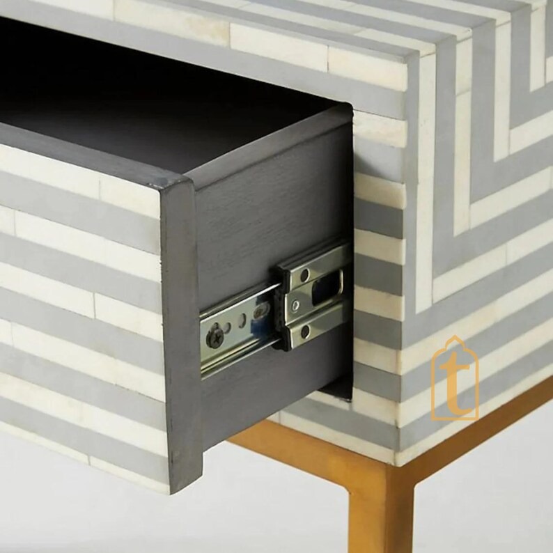 สีเทาเข้ม