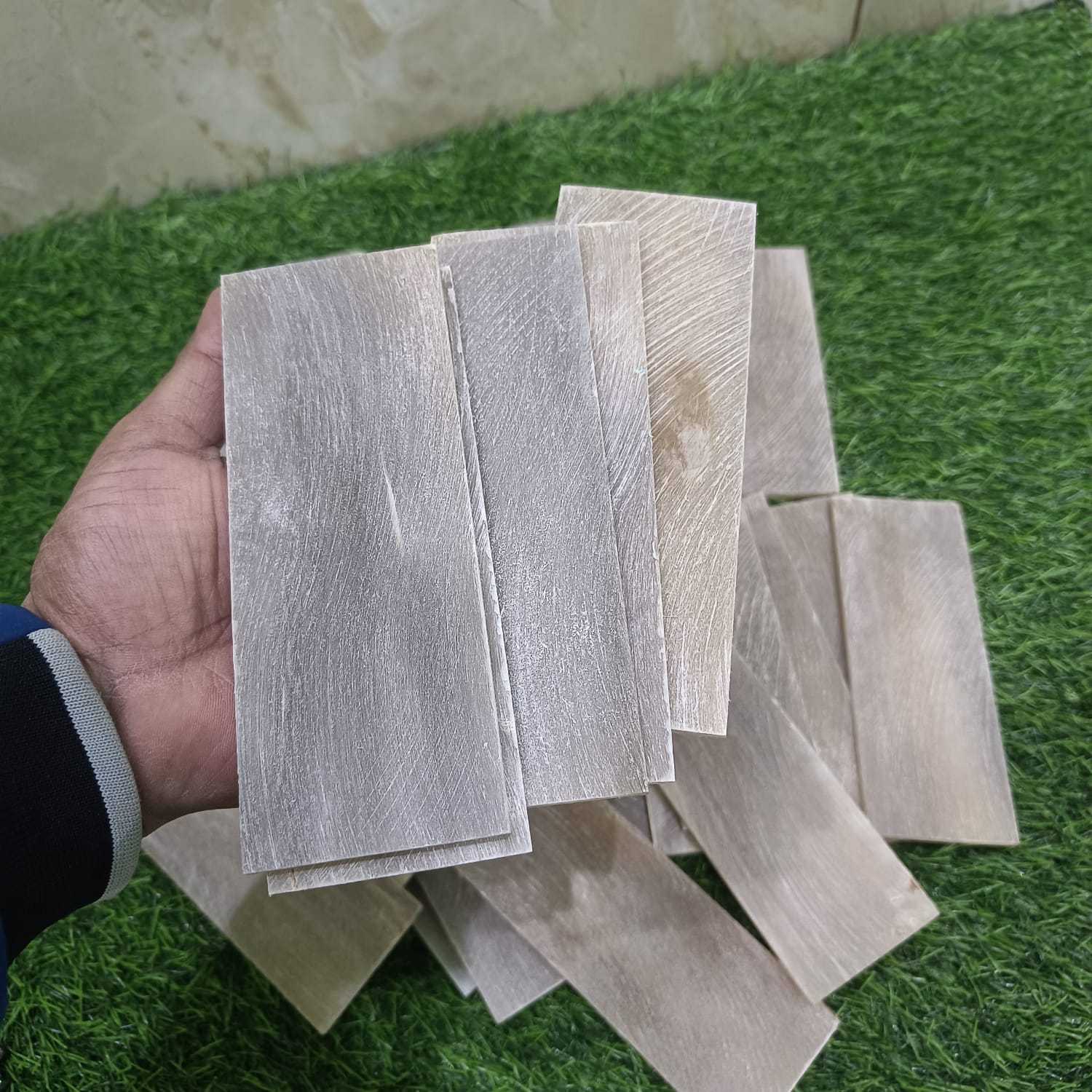NATURAL HORN COLOUR