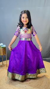 独家儿童Paithani <span class=keywords><strong>Lehenga</strong></span>，配有复杂的编织和提花腰带