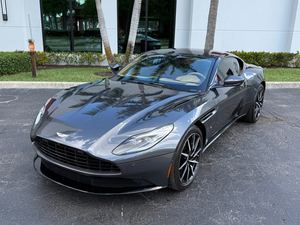 公平使用的2017阿斯顿马丁DB11 V12 Coupe RWD