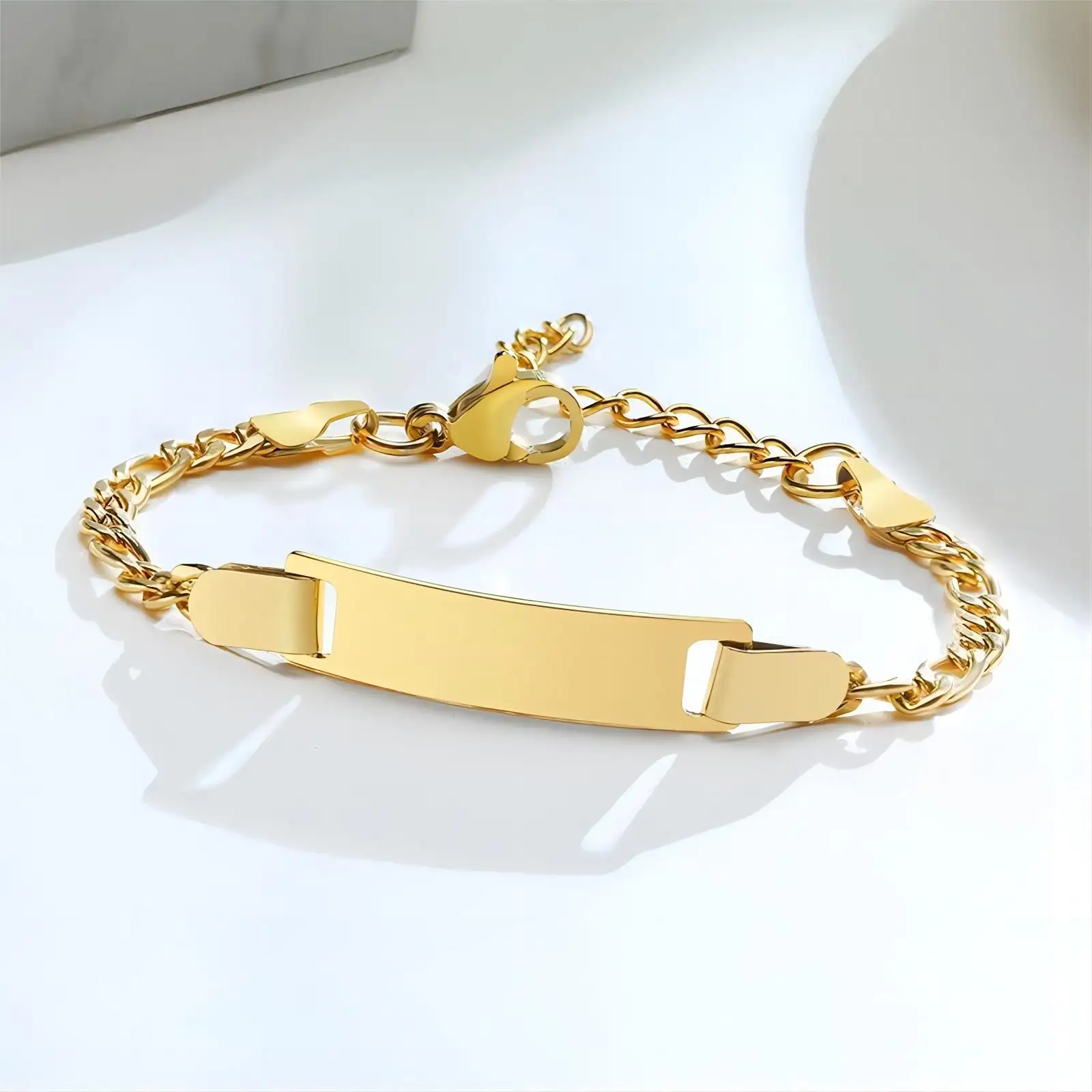 Venta al por mayor de acero inoxidable chapado en oro de 18 quilates personalizado pulsera de cadena cubana grabable encanto bebé ID pulsera mujeres bebés joyería