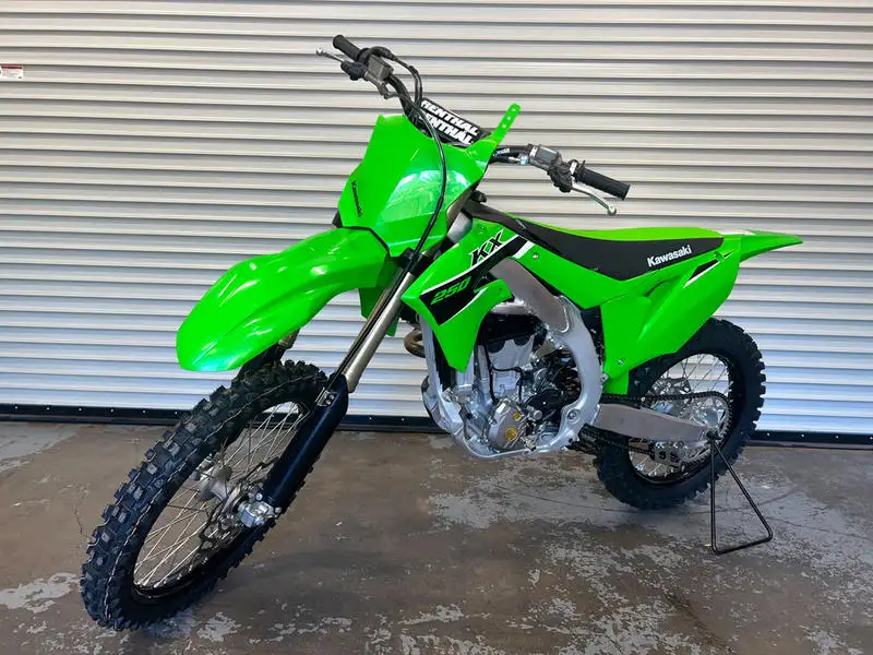 Собранные новые промо Kawasakii KX 250 внедорожные мотоциклы