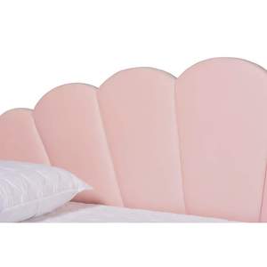 Freda daybed, kabuk şeklinde sırtlı katı ahşap çerçeve ve pembe kadife kumaştan yapılmıştır. - Product Image 4