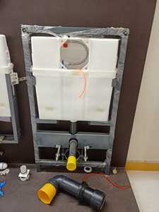 隠し水槽付きリムレスバスルームウォールハングトイレPトラップ壁に戻る隠しハンギングセラミックトイレ