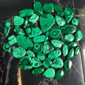 תערובת מלכיט טבעי <span class=keywords><strong>cabochon</strong></span> עבור תכשיטים בחניון מלכיט סיטונאי במחיר הטוב ביותר עבור טבעות עגילים מתנות