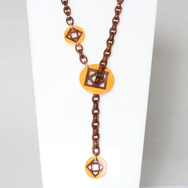 Collana lunga a catena marrone con inserto laccato fatto a mano in italia stile molto alla moda perfetto per occasioni di moda