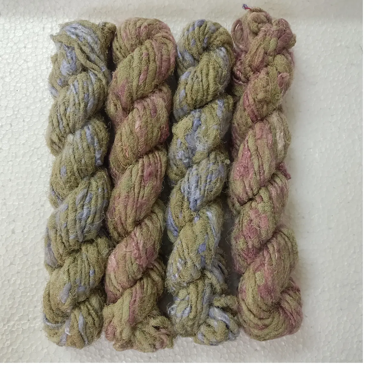 レーヨンビスコース廃棄繊維から作られた素朴な色の古いヴィンテージ風に染められたカスタムメイドのバナナシルク糸