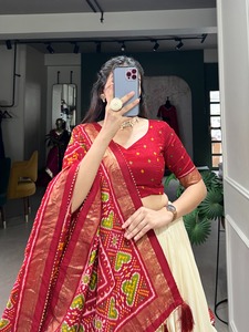 En kaliteli kırmızı Patola baskı pamuk tuval <span class=keywords><strong>Lehenga</strong></span> Choli ağır püsküller İpli Zip dikiş ile düğün <span class=keywords><strong>Lehenga</strong></span> Choli