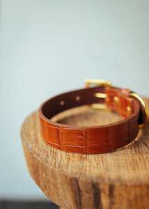 Collar de perro personalizado con estampado de cocodrilo en relieve de cuero tostado de 30mm con diseño sólido de diseño sólido - Product Image 4