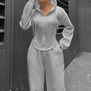 Kadın setleri özel Logo gevşek Streetwear moda rahat iki parçalı Set fermuarlı kapüşonlu kıyafet ve ter pantolon boy tam boy