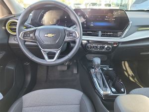 2025 chev_rolet trax lt fwd בשימוש עם תיבת הילוכים אוטומטית בד פנים כהה