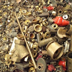 蜂蜜真鍮のスクラップは、大量の価格で利用可能なリサイクルと金属回収に理想的です。
