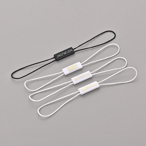 Fabricante de cuerdas de etiquetas colgantes de alta calidad, logotipo en relieve personalizado, cadena de sello de etiqueta colgante de Metal texturizado para ropa - Product Image 1