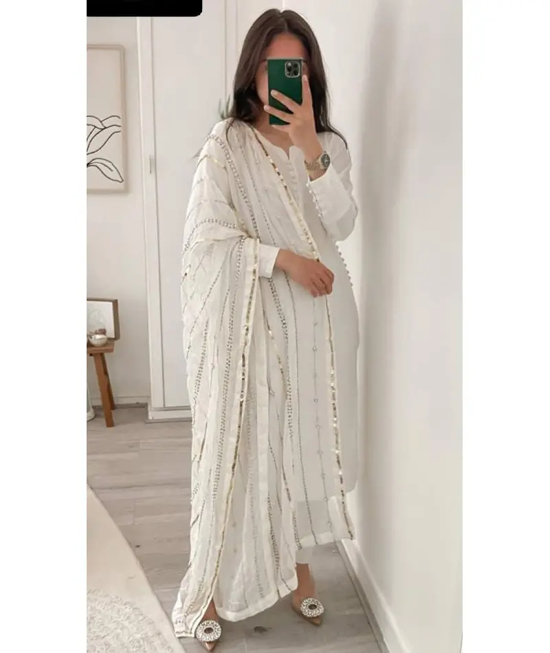 Moda indiana alla moda Salwar Kameez abito da sposa in velluto Lehenga Choli con ricamo lavoro e sequenza abito da lavoro a mano