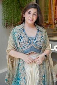 独特设计的女性穿着<span class=keywords><strong>Lehenga</strong></span> <span class=keywords><strong>Choli</strong></span>和Kothi在西多蒂看起来从印度批发价格