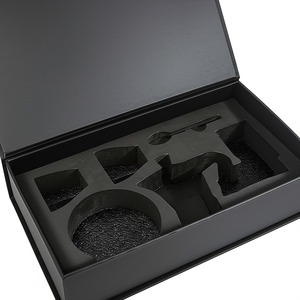 カスタムDesgin高級手作りフリップトップ段ボール黒紙磁気閉鎖ギフトボックス包装インサート付き